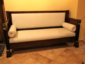 EMPIRE-SOFA AUS NUSSBAUMHOLZ